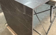 Produktion - Pietra Grey Infinity Arbeitsplatte und Seitenwange auf Gehrung verklebt