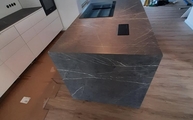 Küche in Kerpen mit Pietra Grey Infinity Arbeitsplatten