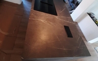 Kücheninsel mit Pietra Grey Infinity Arbeitsplatte und Seitenwangen