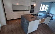 Montage der Pietra Grey Infinity Arbeitsplatten in Kerpen