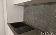 Spüle in der Pietra Grey Infinity Arbeitsplatte