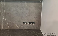 Steckdosenbohrungen in der Pietra Grey Infinity Rückwand