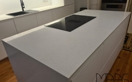 Ceranfeld in der Ice White K2 Quarz Arbeitsplatte