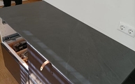 Lieferung der Slate Black Level Keramik Arbeitsplatte mit Invisacook