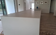 Kücheninsel mit Bottega Caliza Porcelanosa Arbeitsplatten