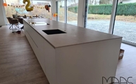 Küche in Koblenz mit Bottega Caliza Porcelanosa Arbeitsplatten