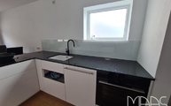 Küche in Koblenz mit Granit Arbeitsplatten und Glasrückwand RAL-Farbe 9016