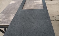 Produktion - Ausschnitt in der Krishna Black Granit Arbeitsplatte