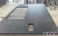 Produktion - Ausschnitte in der Krishna Black Granit Arbeitsplatte