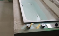 Aufmaß für Badezimmerplatten aus Caesarstone
