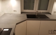 Schrägschnitt in der 4033 Rugged Concrete Caesarstone Arbeitsplatte