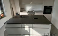 Montage der 5003 Piatra Grey Caesarstone Arbeitsplatten in Köln