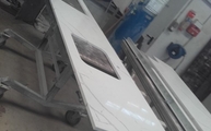 Produktion - Ausschnitte in der 8868 Argos White CTX-BasicQuarz Arbeitsplatte