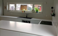 Küche in Köln mit Absolute Blanc Compac Arbeitsplatten