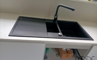 Schwarze Spüle in der Absolute Blanc Compac Arbeitsplatte