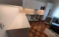 Montage der Adak White Quarz Arbeitsplatten in der Kölner Küche