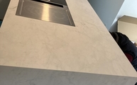 Altissimo Marazzi Arbeitsplatte und Wange auf der Kücheninsel montiert