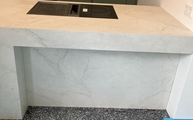 Kücheninsel mit Altissimo Marazzi Arbeitsplatte und Seitenwangen