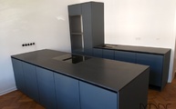 Küche in Köln mit zwei Assoluto Black Extra Granit Arbeitsplatten