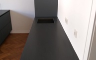 Assoluto Black Extra Granit Arbeitsplatte mit einem Unterbauausschnitt