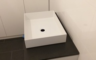 Der kleine Granit Waschtisch Assoluto Black Extra in Köln montiert