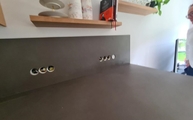 Küche in Köln mit Barro Neolith Arbeitsplatten und Rückwand