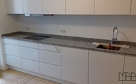 Bianco Sardo Granit Arbeitsplatten in der Kölner Küche montiert