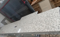 Produktion - Bianco Sardo Granit Rückwand mit Steckdosenbohrungen