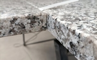 Produktion - 3 cm dicke Bianco Sardo Granit Arbeitsplatten