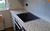 Ceranfeld in der Bianco Sardo Granit Arbeitsplatte