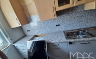 Küche in Köln mit Bianco Sardo Granit Arbeitsplatten und Rückwände