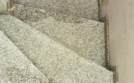 Granit Treppen Bianco Sardo mit geflammt und gebürstet Trittstufen