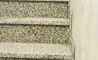 Granit Treppen Bianco Sardo mit polierten Setzstufen