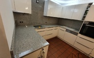 Küche in Köln mit Blanco Cristal Extra Granit Arbeitsplatten und Rückwänden