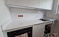 Küchenzeile mit Blanco Zeus Extreme Silestone Rückwand und Wischleisten