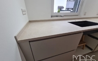 Küchenzeile mit Trani Ivory CTX - Basic Keramik Arbeitsplatte und Wischleisten