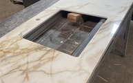 Produktion - Ausschnitt in der Calacatta Gold Porcelanosa Arbeitsplatte