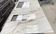 Produktion - Calacatta Gold Porcelanosa Arbeitsplatte mit zwei Ausschnitten