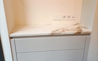 Montage der Calacatta Gold Porcelanosa Arbeitsplatte
