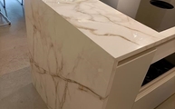 Calacatta Gold Porcelanosa Arbeitsplatte und Seitenwange an der Kücheninsel