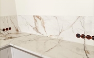 Mormoroptik der Calacatta Gold Porcelanosa Arbeitsplatten und Rückwände