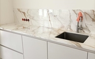 Porcelanosa Arbeitsplatten, Seitenwangen und Rückwände Calacatta Gold in Köln geliefert