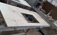 Produktion - Ausschnitt in der Calacatta Gold Porcelanosa Arbeitsplatte