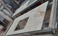 Produktion - Calacatta Gold Porcelanosa Arbeitsplatte mit Ausschnitt