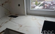 Ausklinkung in der Calacatta Gold Porcelanosa Arbeitsplatte für die Fensternische