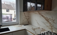Montage der Calacatta Gold Porcelanosa Arbeitsplatten und Rückwände in Köln