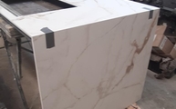Produktion - Calacatta Gold Porcelanosa Arbeitsplatte und Seitenwanfe auf Gehrung verklebt
