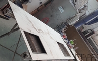 Produktion - Zwei Ausschnitte in der Calacatta Gold Porcelanosa Arbeitsplatte