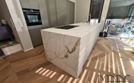 Küche in Köln mit Calacatta Gold Porcelanosa Arbeitsplatte und Seitenwangen
