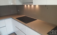 Flächenbündige Ausschnitte in der Caesarstone Arbeitsplatte 2370 Cashmere